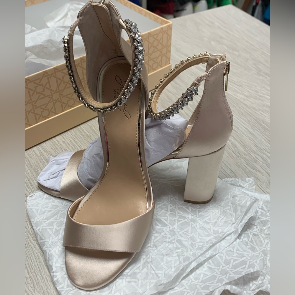 Jewel Badgley Mischka box heels in Champagne size 9.5